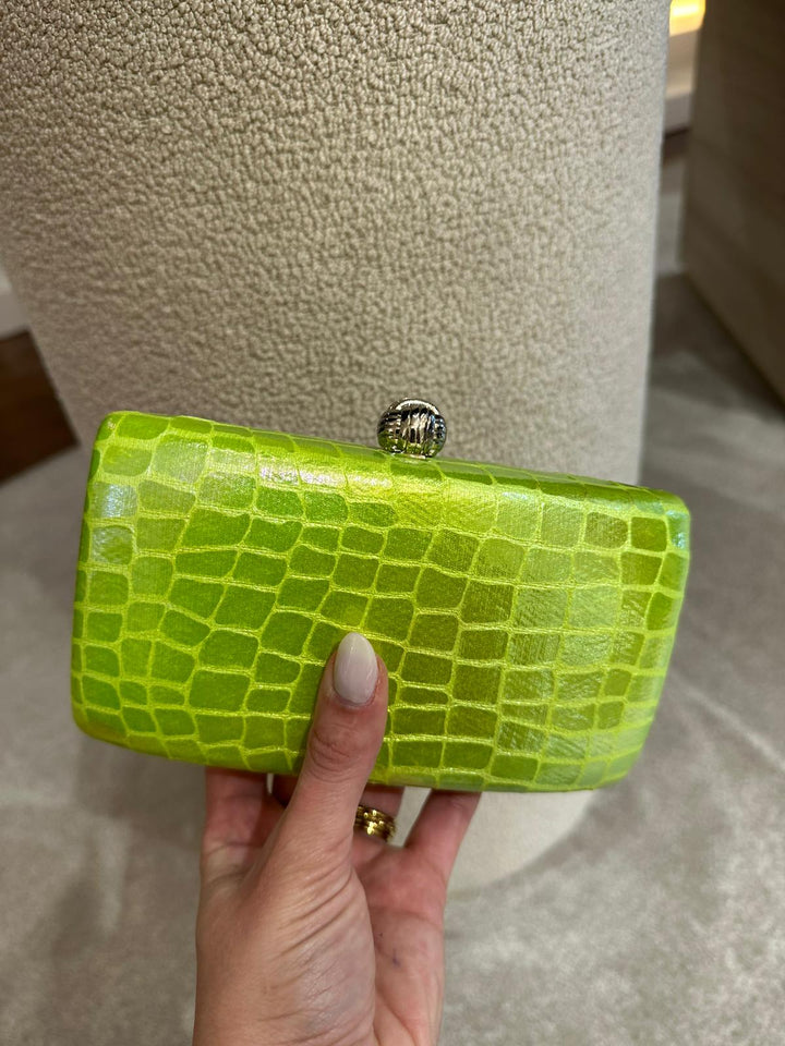 CLUTCH EFEITO CROCO LIME PONTO CHIC