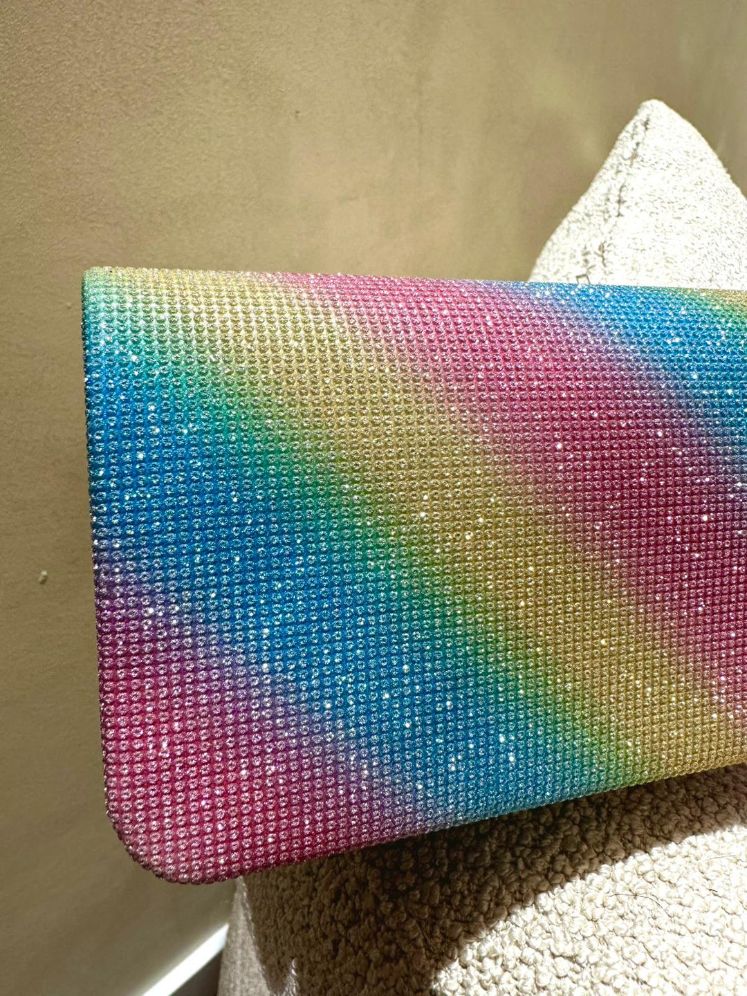 CLUTCH MULTICOR COM EFEITO ARCO-ÍRIS PONTO CHIC