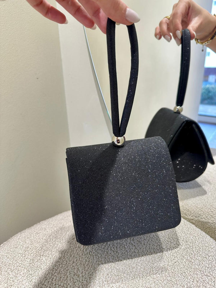 MINI CLUTCH PRETA COM ACABAMENTO CINTILANTE PONTO CHIC