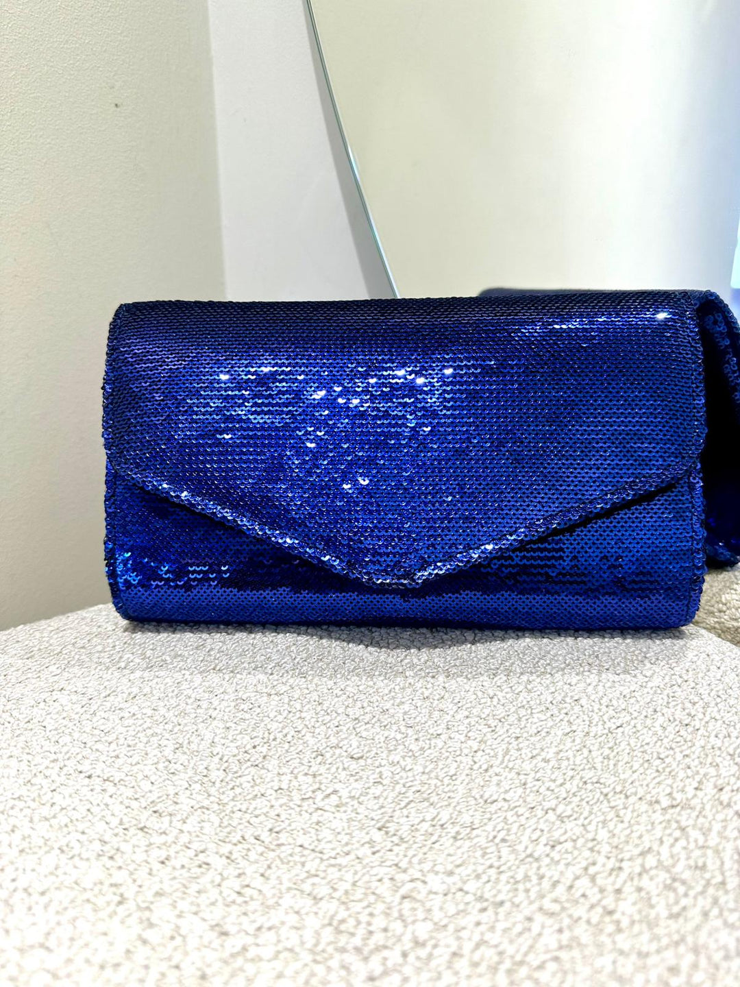 CLUTCH ENVELOPE DE LANTEJOULAS AZUL-MARINHO PONTO CHIC