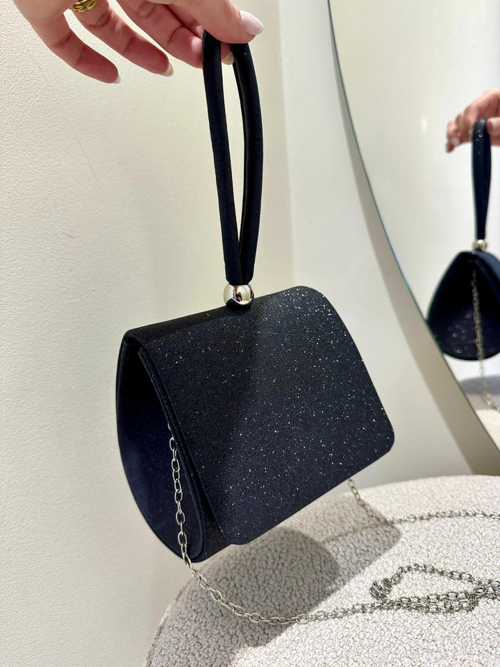 MINI CLUTCH PRETA COM ACABAMENTO CINTILANTE PONTO CHIC