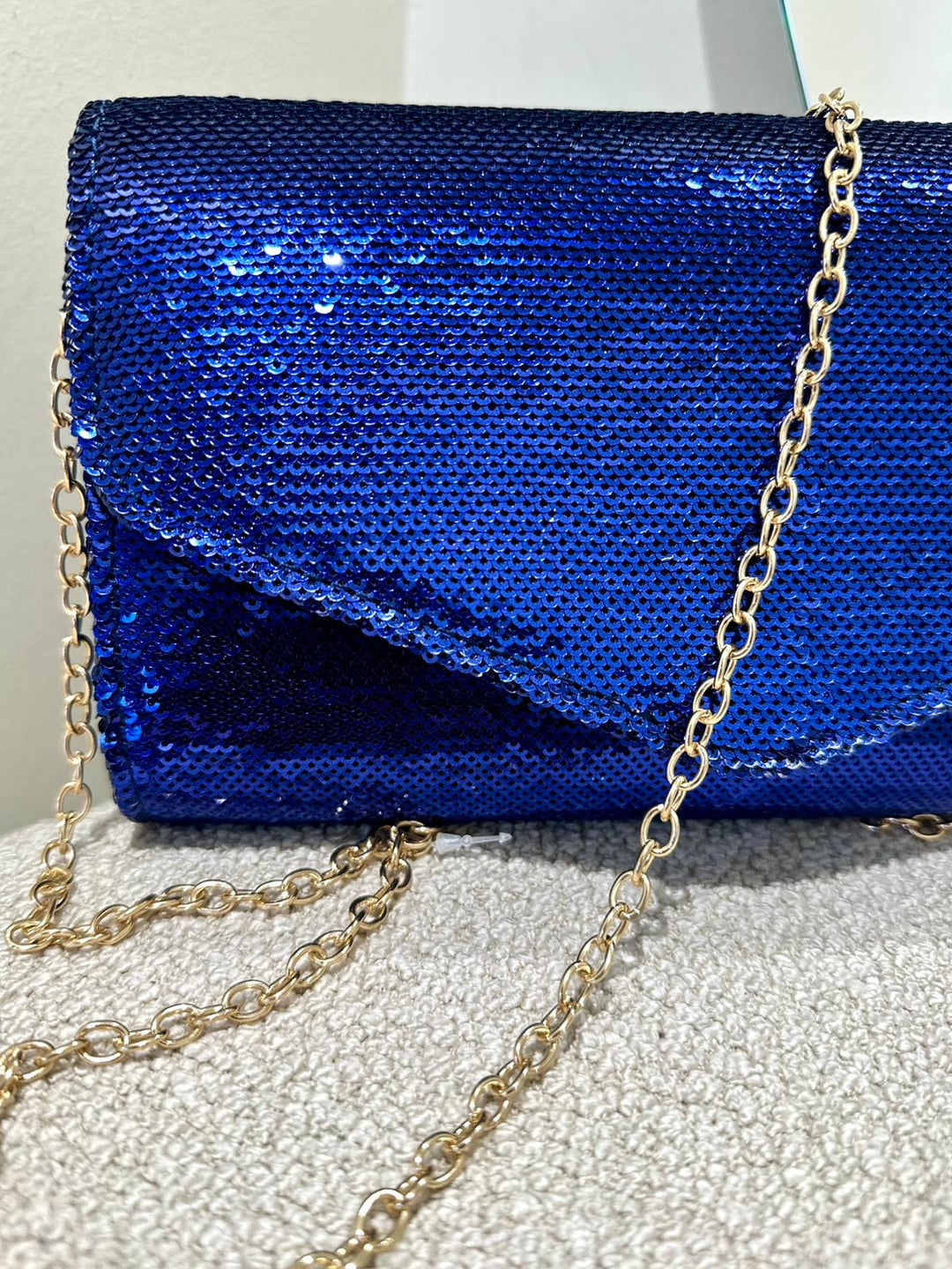 CLUTCH ENVELOPE DE LANTEJOULAS AZUL-MARINHO PONTO CHIC