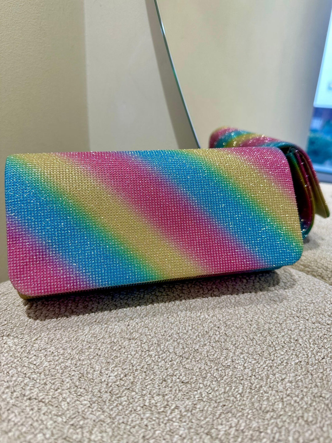 CLUTCH MULTICOR COM EFEITO ARCO-ÍRIS PONTO CHIC