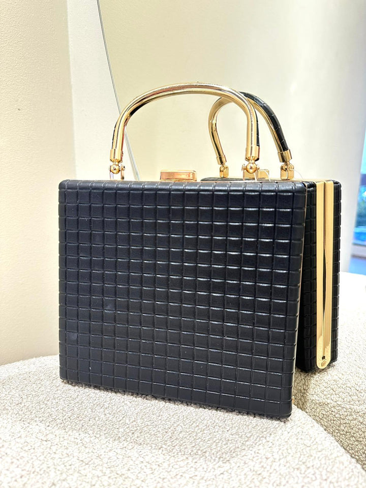CLUTCH PRETA ESTRUTURADA COM PEGA DOURADA PONTO CHIC