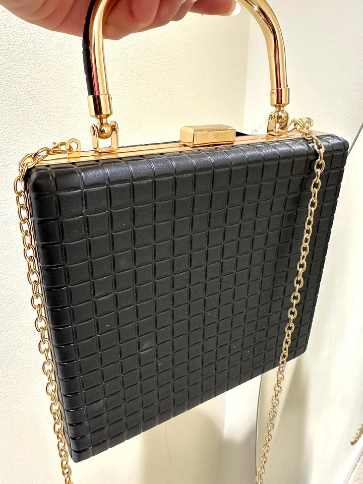 CLUTCH PRETA ESTRUTURADA COM PEGA DOURADA PONTO CHIC