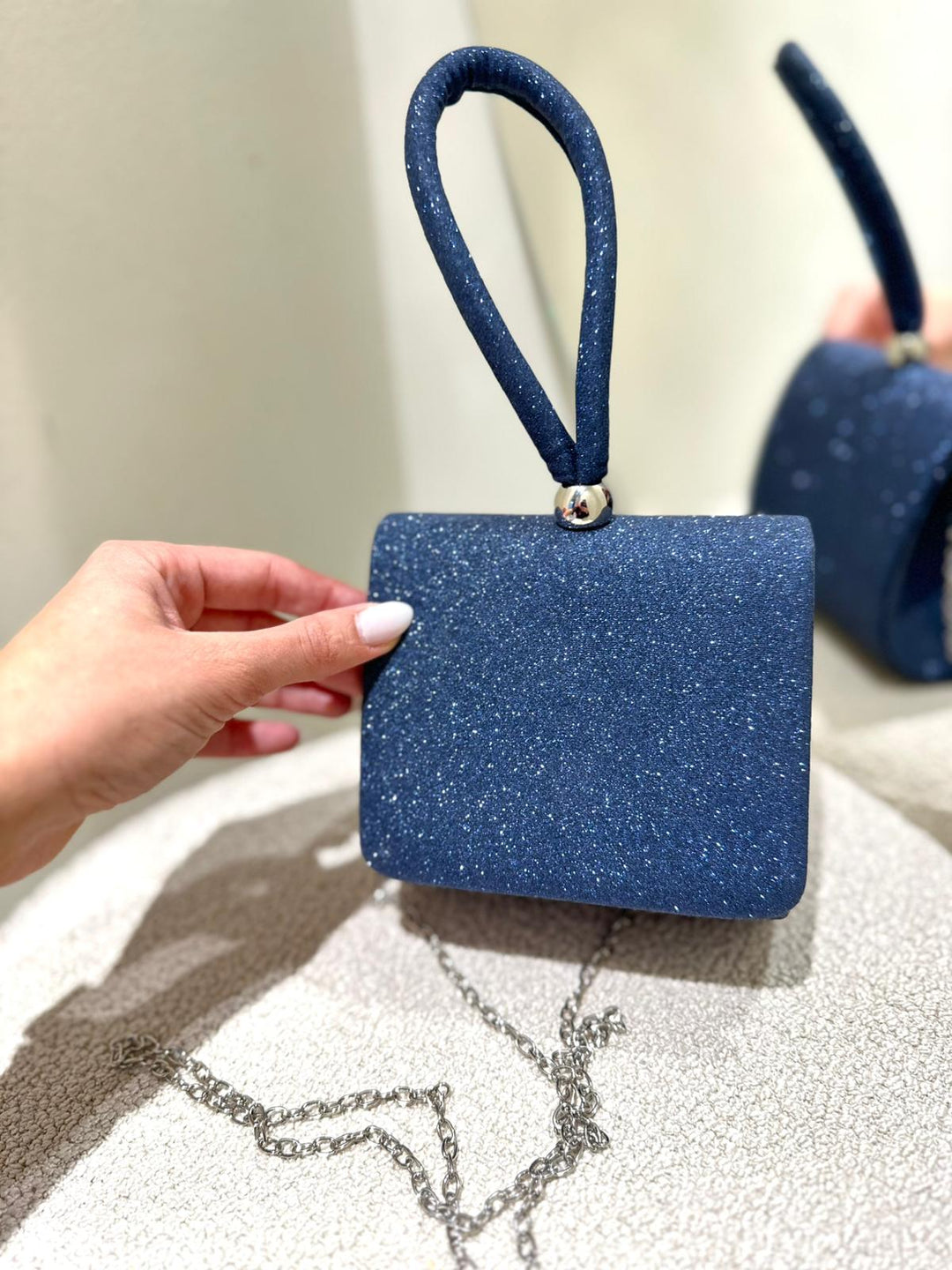 MINI CLUTCH AZUL COM ACABAMENTO CINTILANTE PONTO CHIC