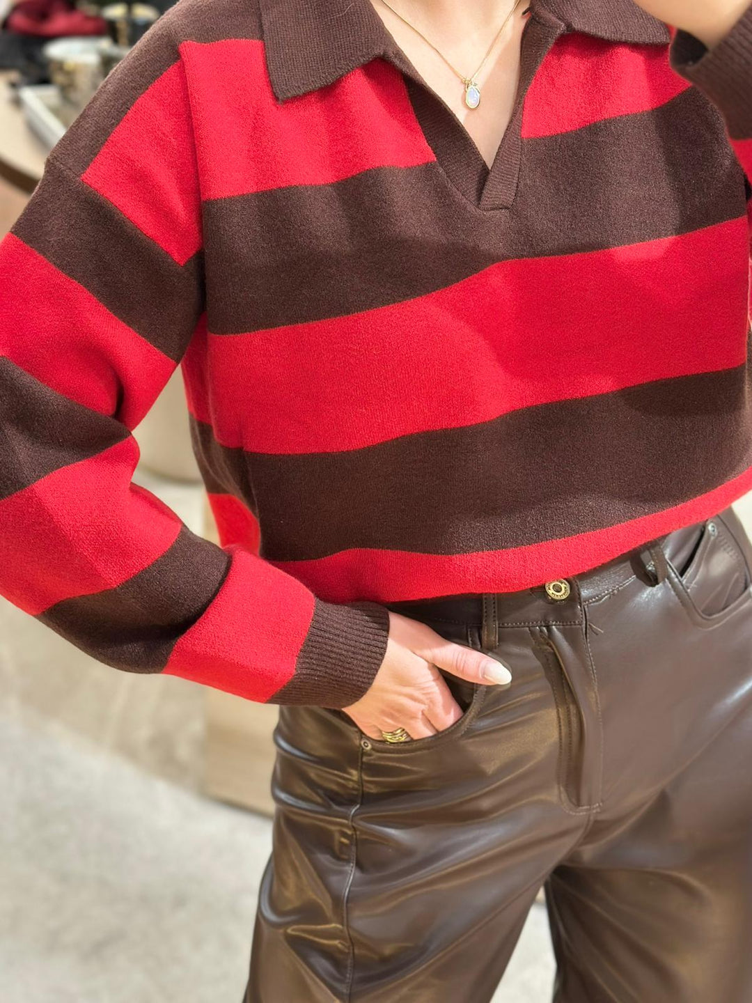 POLO CASTANHO E VERMELHO DECOTE EM V PONTO CHIC