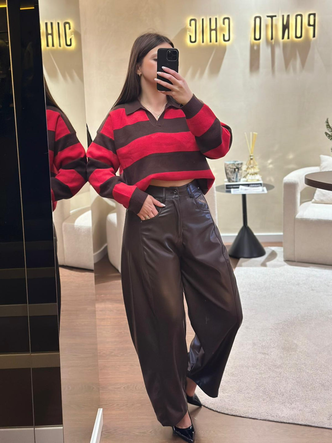 POLO CASTANHO E VERMELHO DECOTE EM V PONTO CHIC