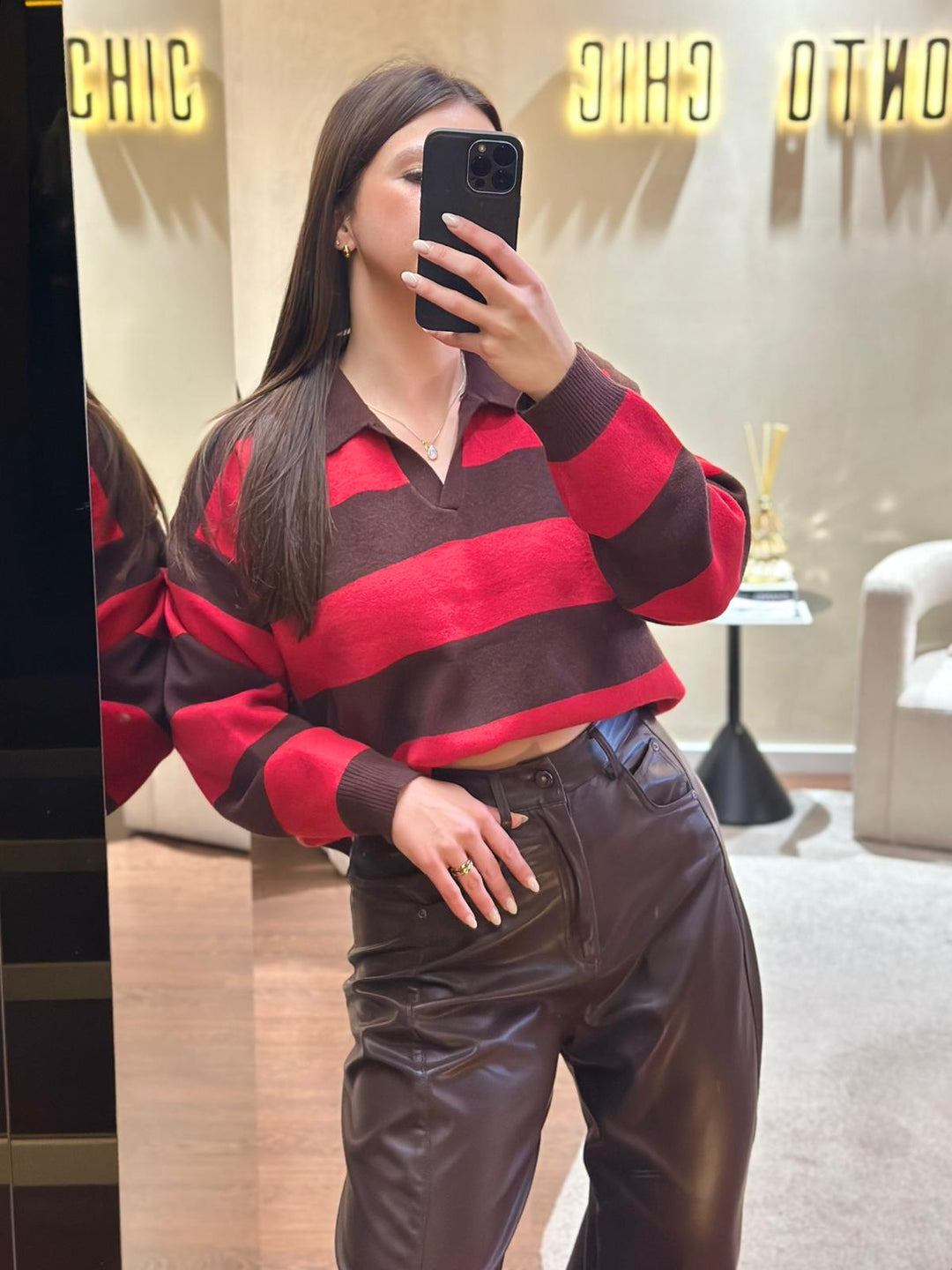 POLO CASTANHO E VERMELHO DECOTE EM V PONTO CHIC