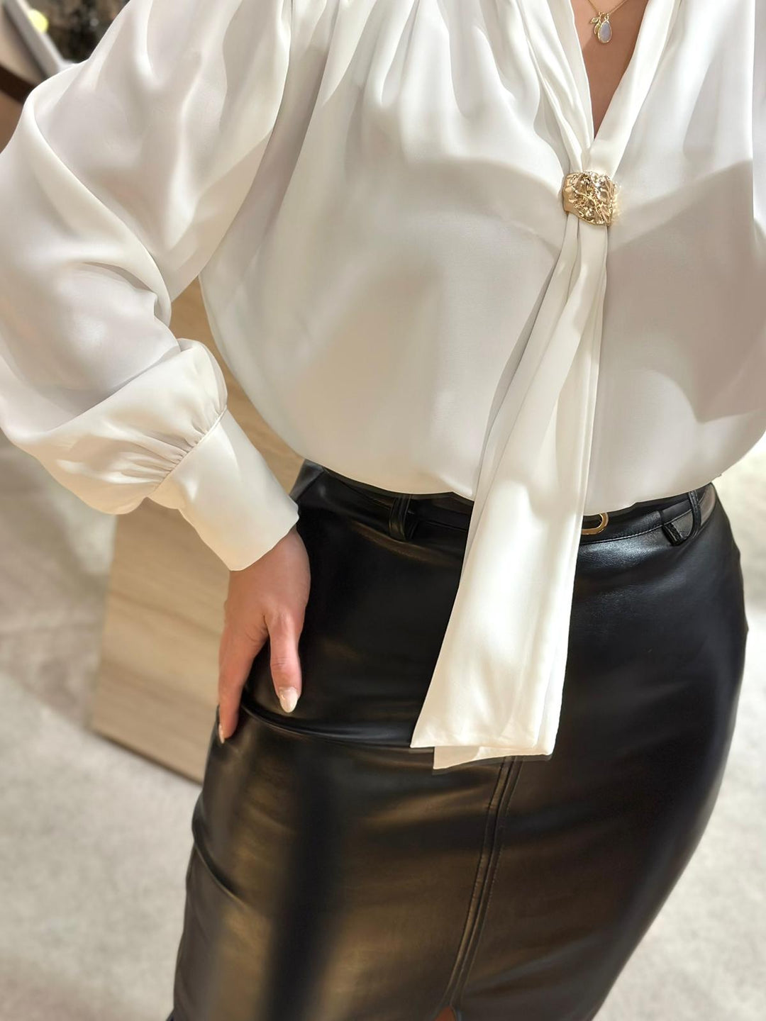 BLUSA BRANCA COM APLICAÇÃO DOURADA PONTO CHIC