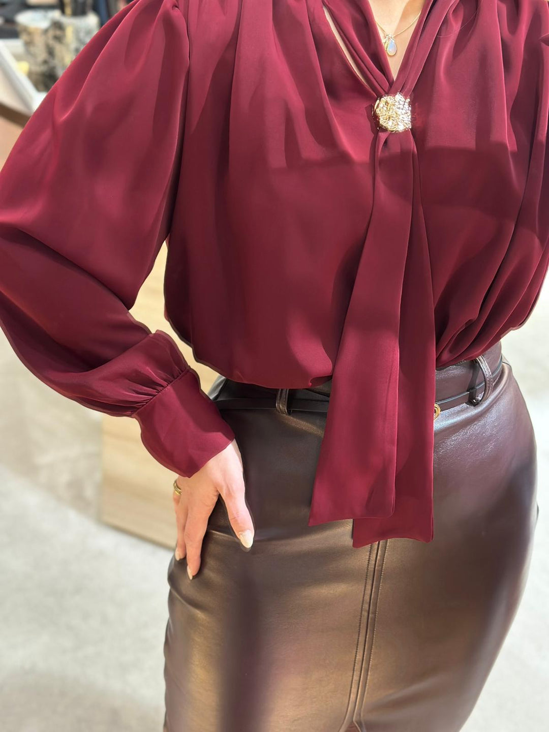 BLUSA BORDÔ COM APLICAÇÃO DOURADA PONTO CHIC