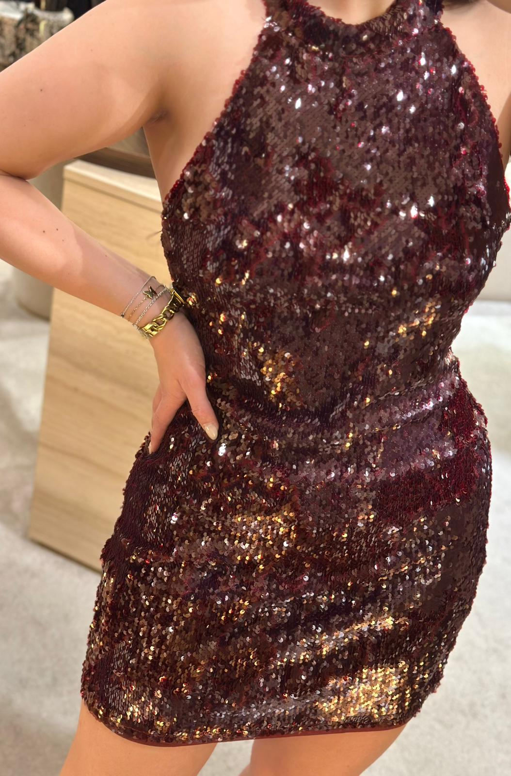 VESTIDO BORDÔ DE LANTEJOULAS COM LAÇO NO PESCOÇO PONTO CHIC