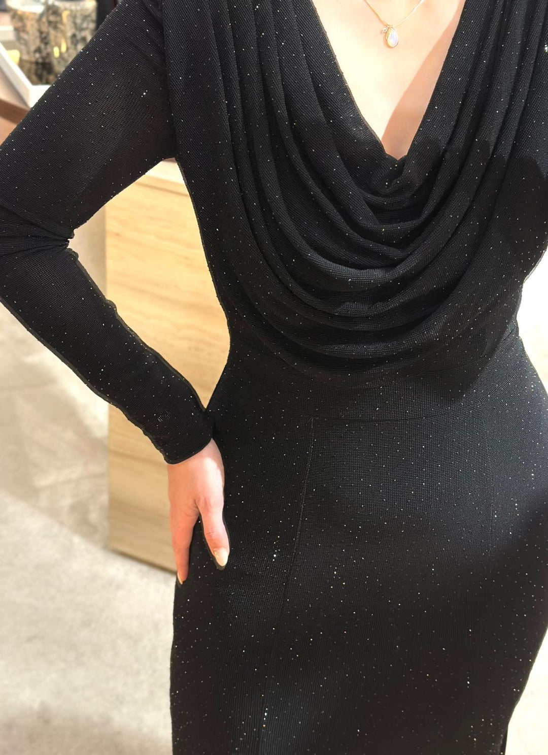 VESTIDO PRETO DRAPEADO COM BRILHOS PONTO CHIC