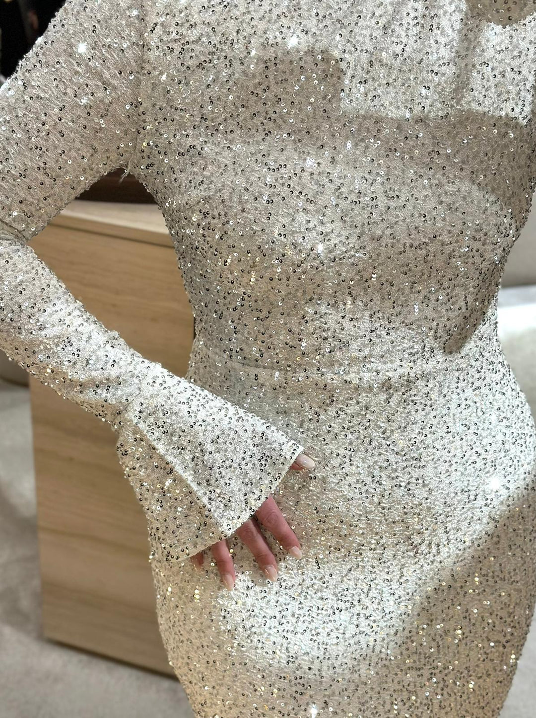 VESTIDO LONGO DE LANTEJOULAS CHAMPAGNE PONTO CHIC