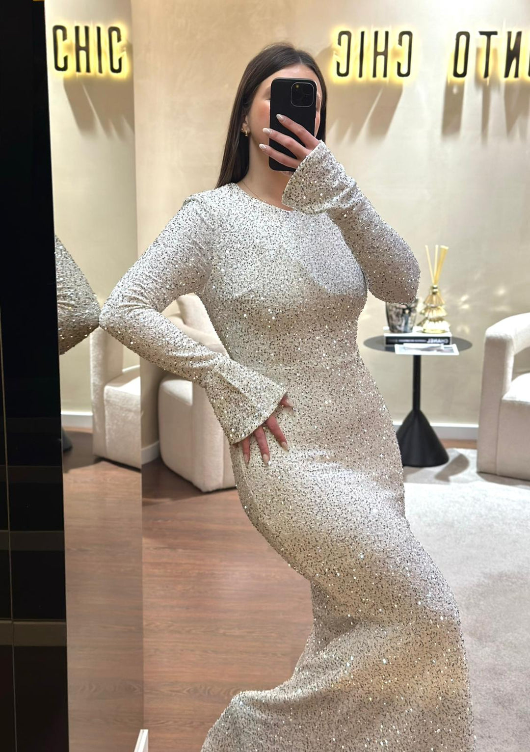 VESTIDO LONGO DE LANTEJOULAS CHAMPAGNE PONTO CHIC