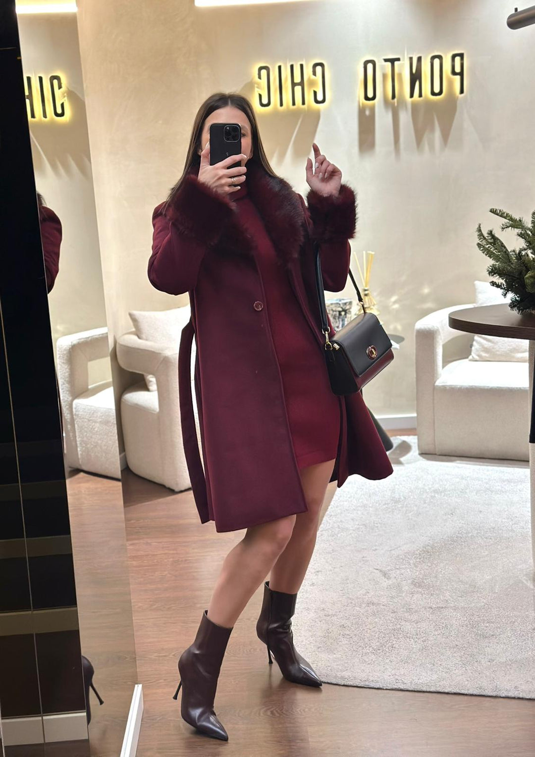 VESTIDO DE MALHA BORDEAUX COM RACHA LATERAL PONTO CHIC