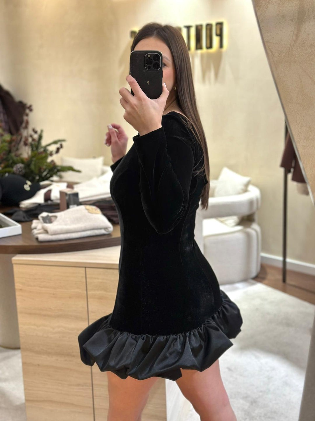 VESTIDO DE VELUDO COM FOLHO NA BAINHA PRETO RINASCIMENTO