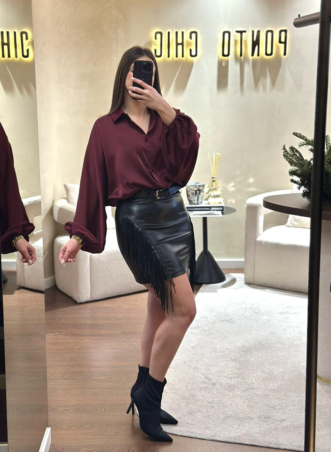SAIA CURTA PRETA COM FRANJAS PONTO CHIC