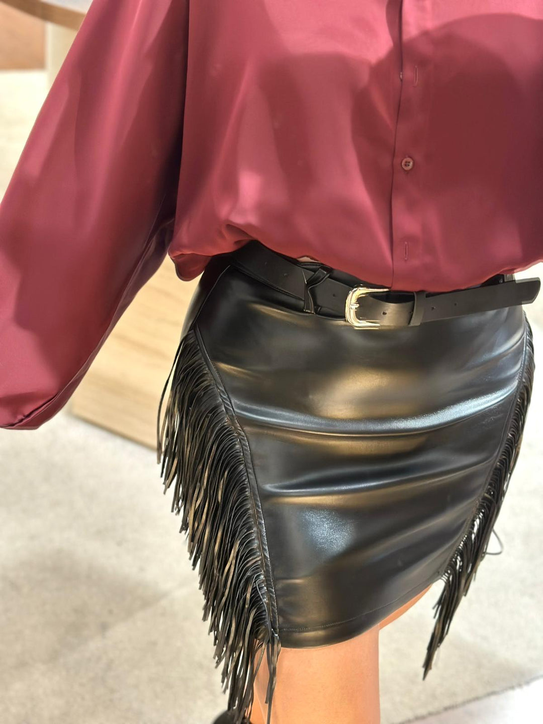 SAIA CURTA PRETA COM FRANJAS PONTO CHIC
