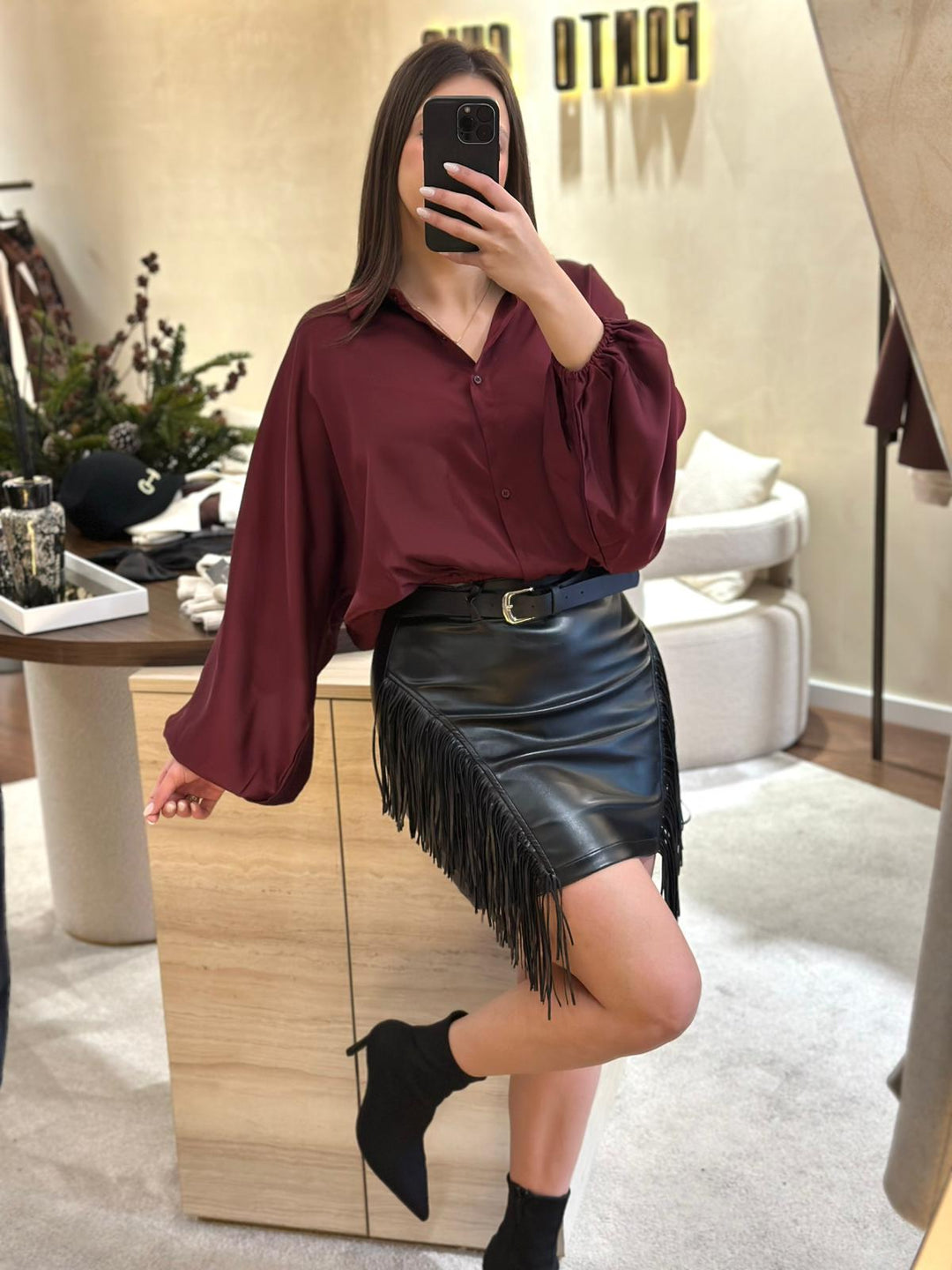 SAIA CURTA PRETA COM FRANJAS PONTO CHIC