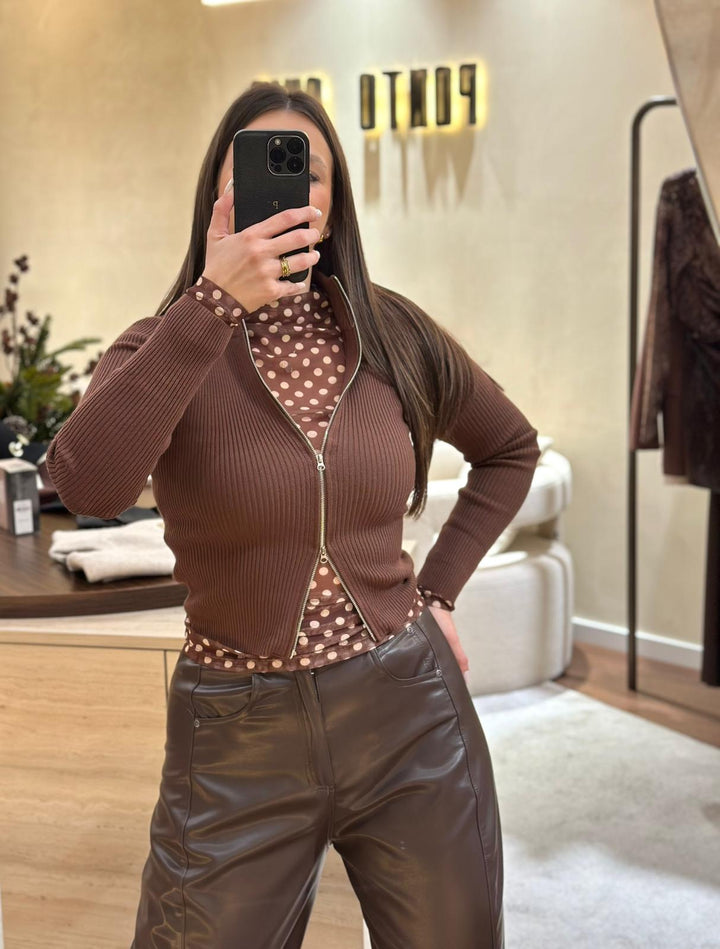 CAMISOLA CASTANHA COM BOLAS BRANCAS PONTO CHIC