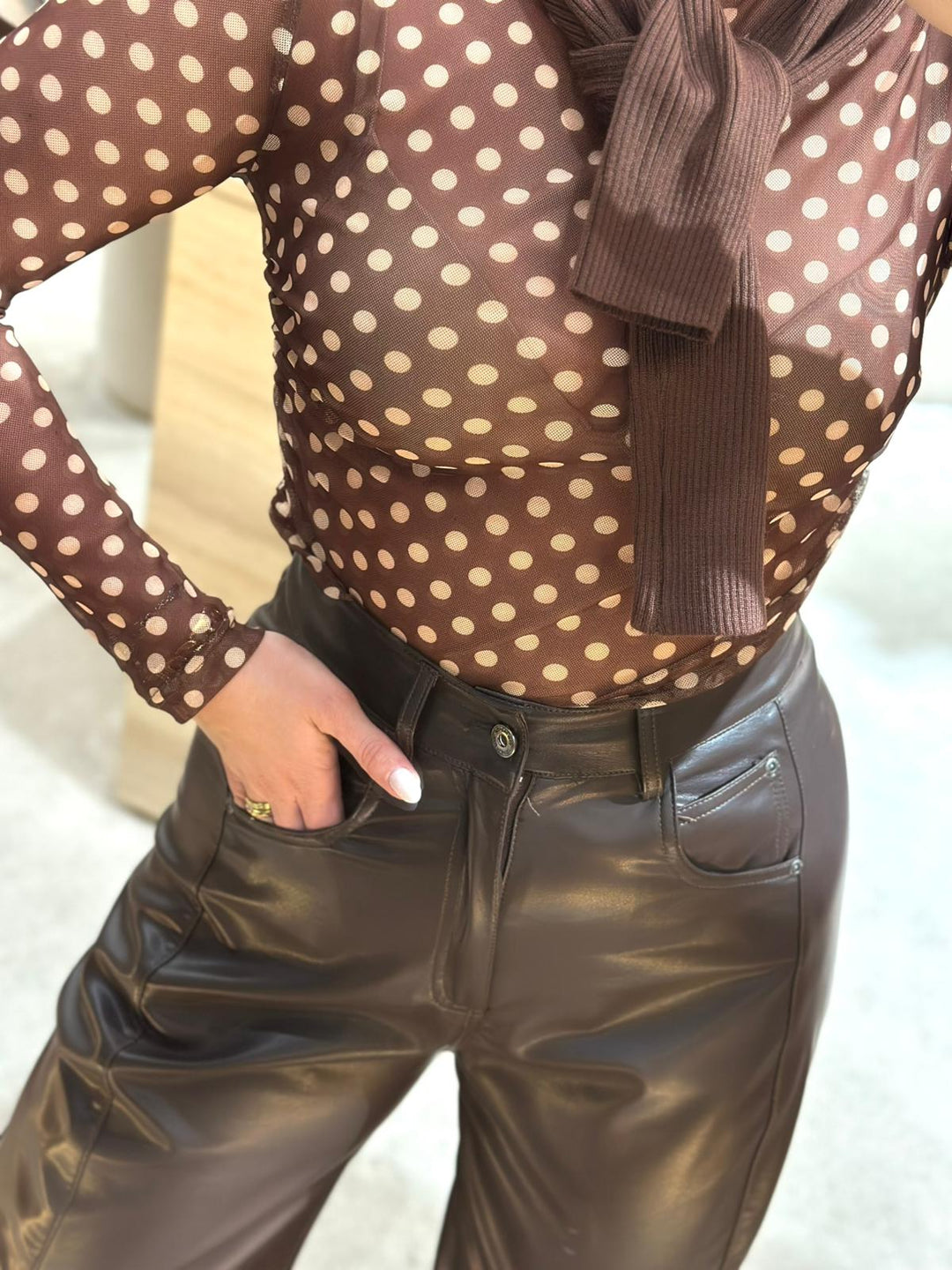 CAMISOLA CASTANHA COM BOLAS BRANCAS PONTO CHIC