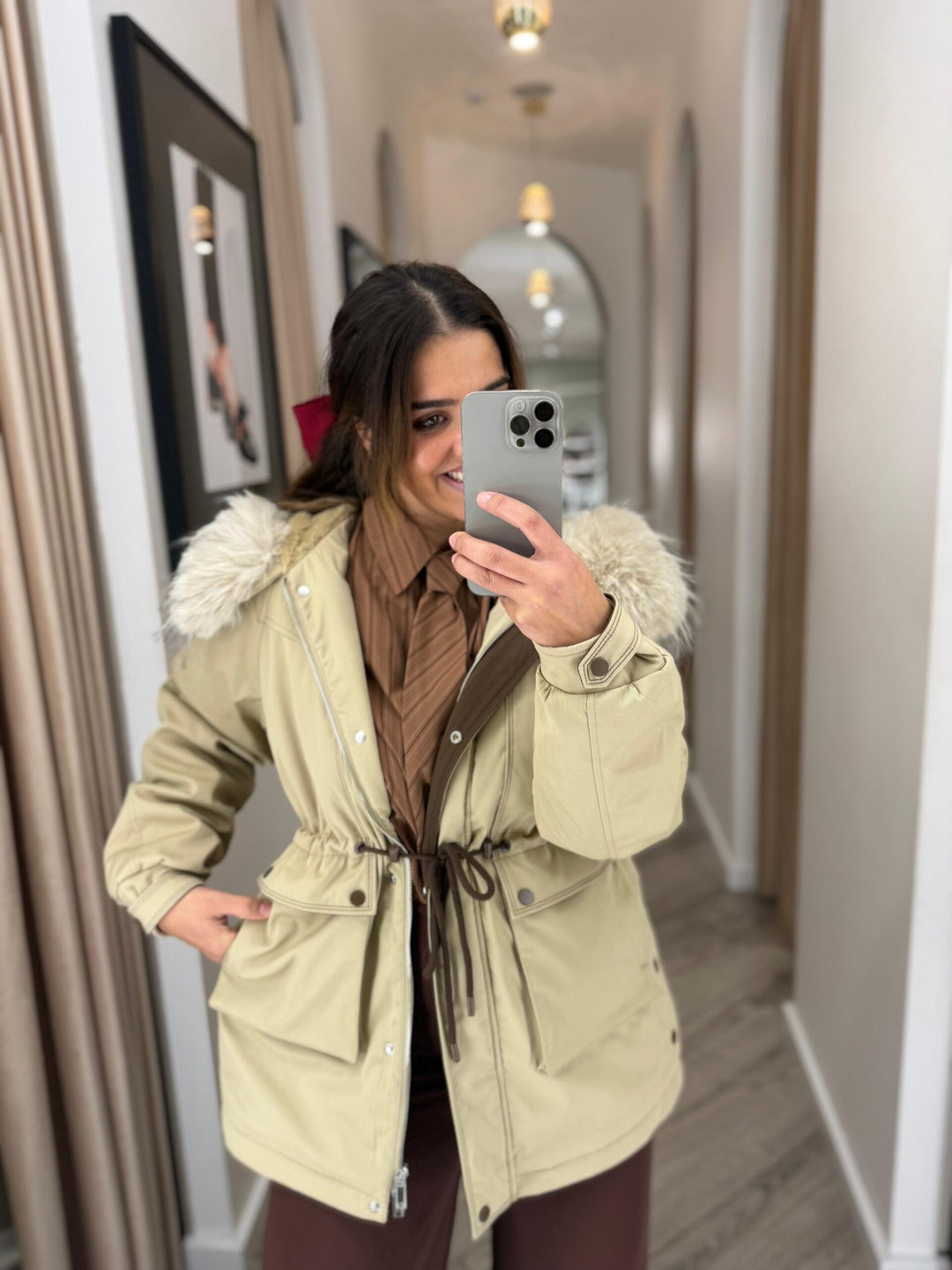 CASACO BEGE COM BOLSOS E PELO PONTO CHIC