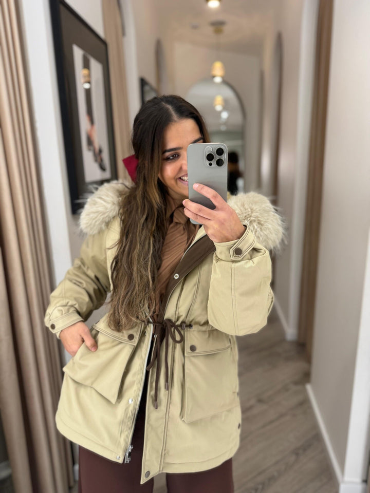 CASACO BEGE COM BOLSOS E PELO PONTO CHIC