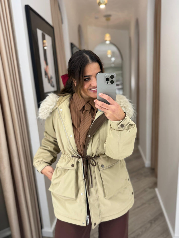 CASACO BEGE COM BOLSOS E PELO PONTO CHIC