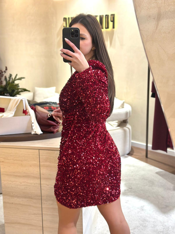 VESTIDO BORDEAUX CURTO COM LANTEJOULAS PONTO CHIC