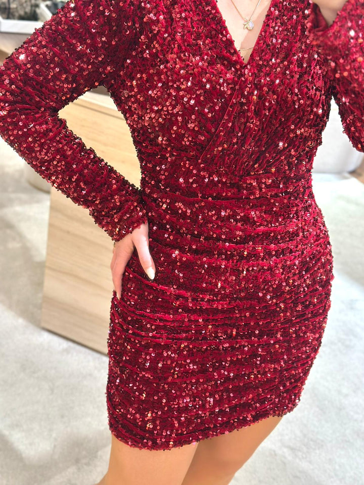 VESTIDO BORDEAUX CURTO COM LANTEJOULAS PONTO CHIC