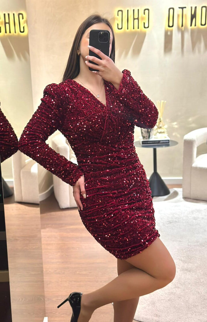 VESTIDO BORDEAUX CURTO COM LANTEJOULAS PONTO CHIC