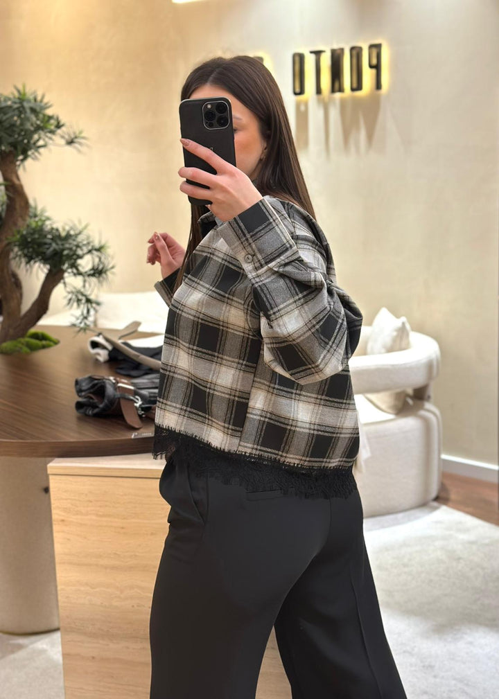 CALÇA PRETA FLUIDA COM PREGAS PONTO CHIC