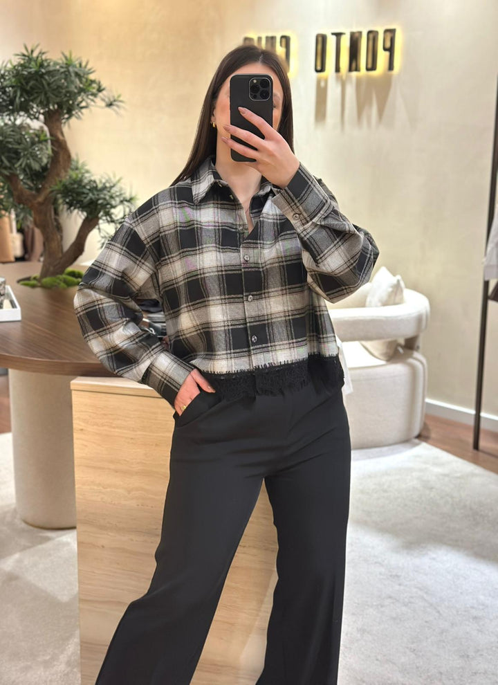 CALÇA PRETA FLUIDA COM PREGAS PONTO CHIC
