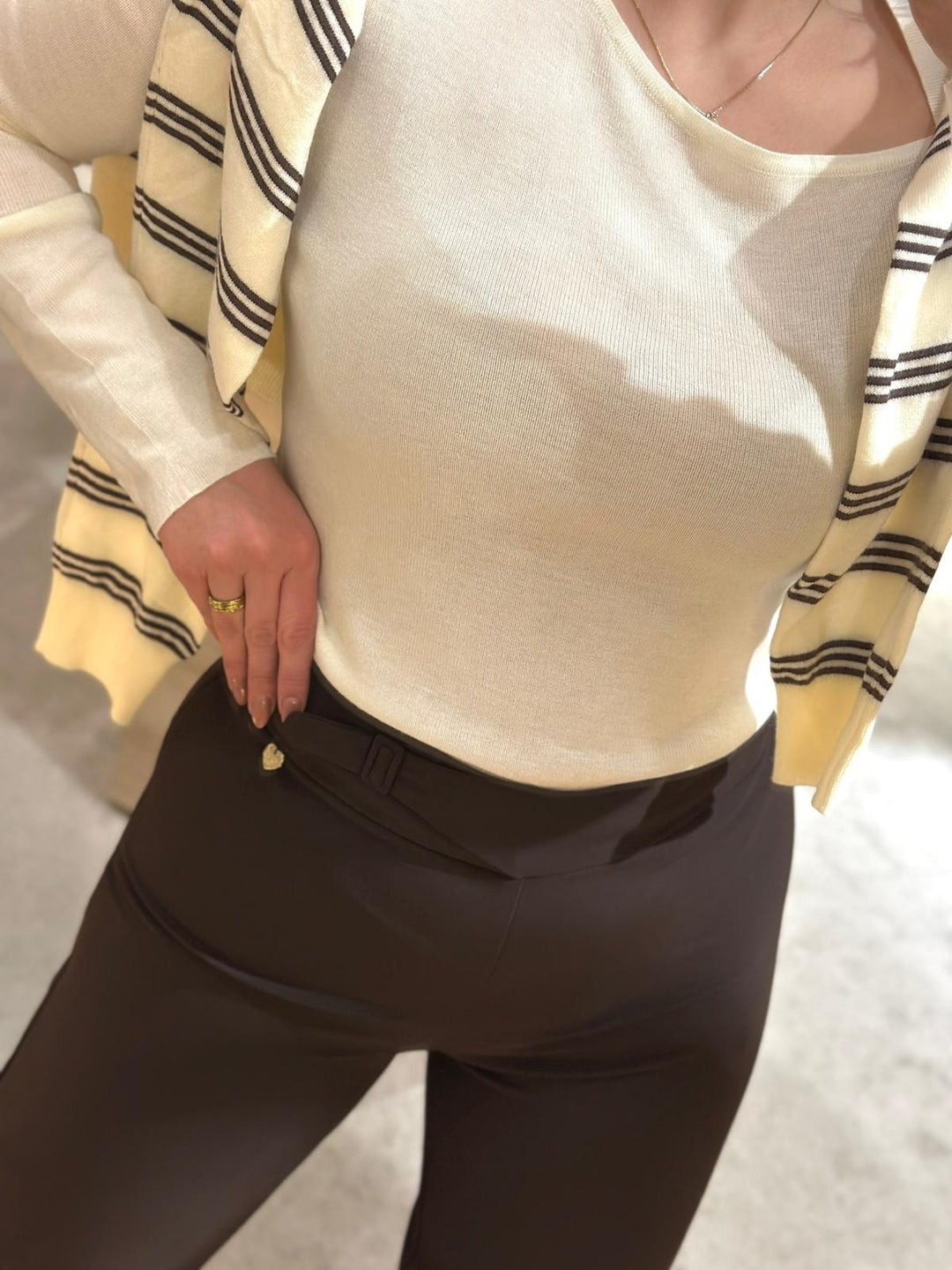 CAMISOLA DE MALHA CRU COM RECORTE NO OMBRO PONTO CHIC