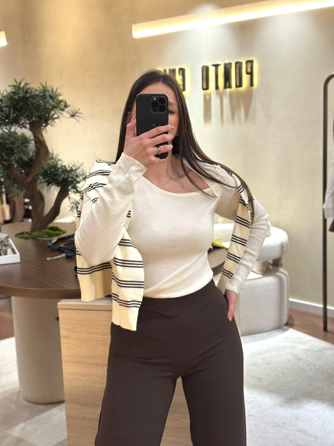 CAMISOLA DE MALHA CRU COM RECORTE NO OMBRO PONTO CHIC