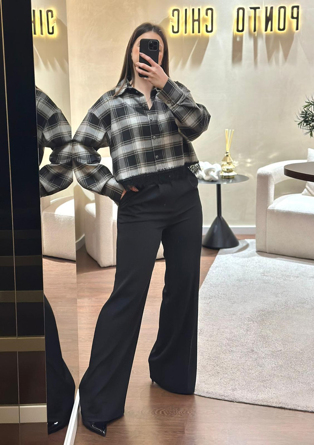 CALÇA PRETA FLUIDA COM PREGAS PONTO CHIC