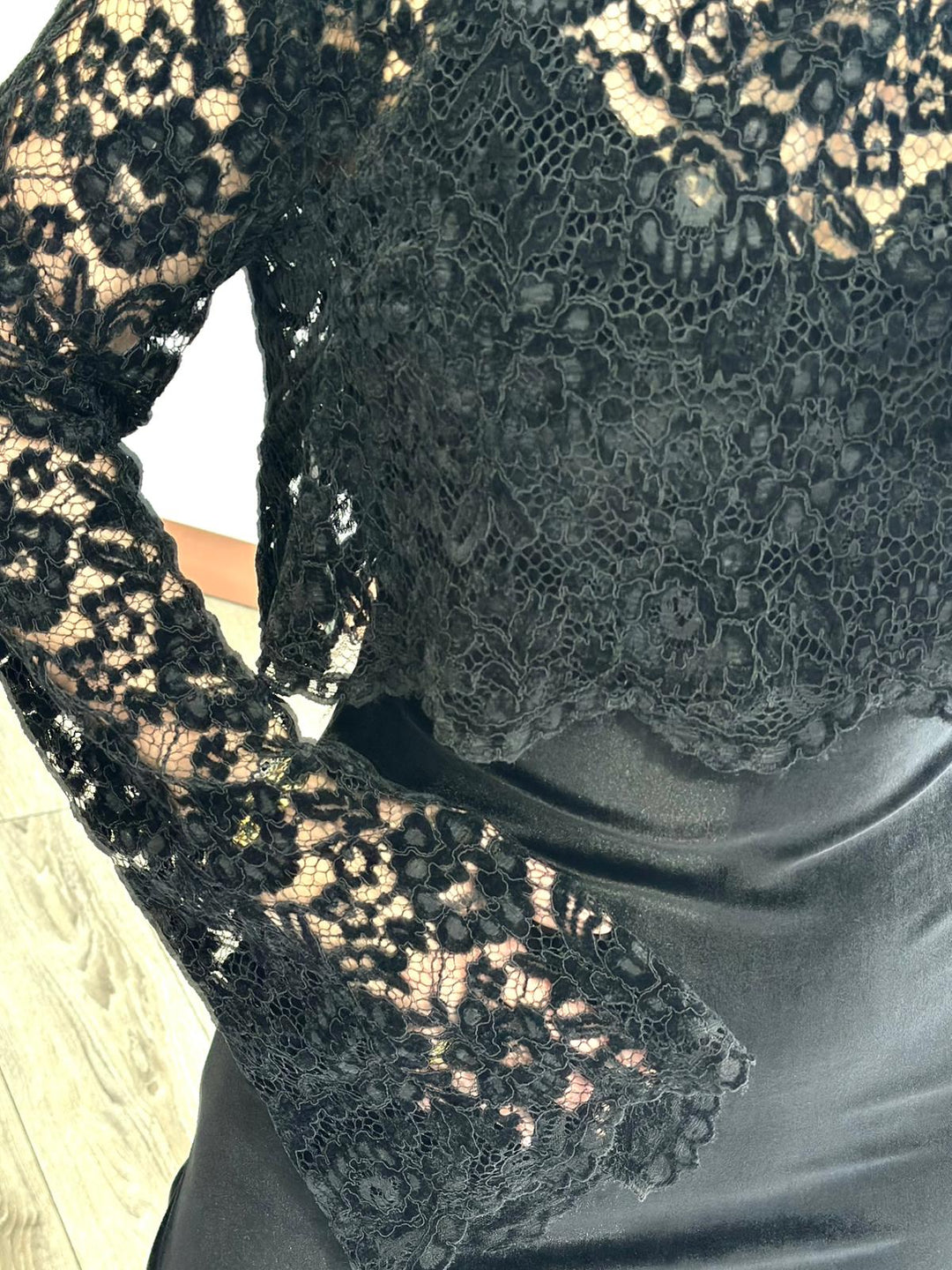 VESTIDO PRETO EM VELUDO COM TOP DE RENDA DIXIE