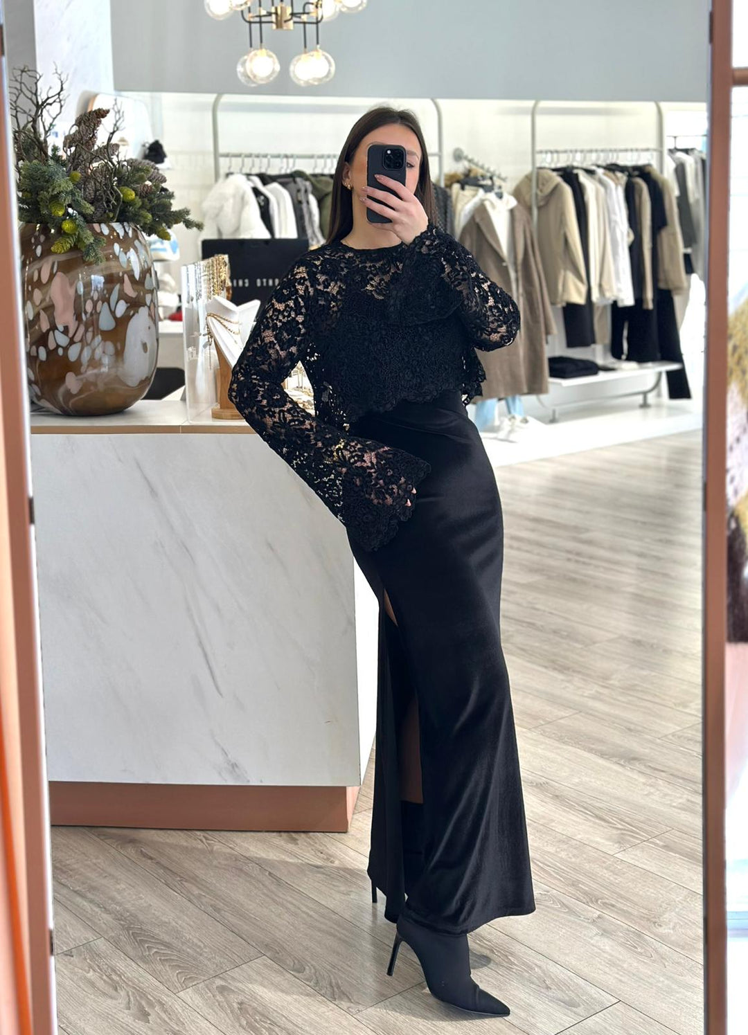 VESTIDO PRETO EM VELUDO COM TOP DE RENDA DIXIE