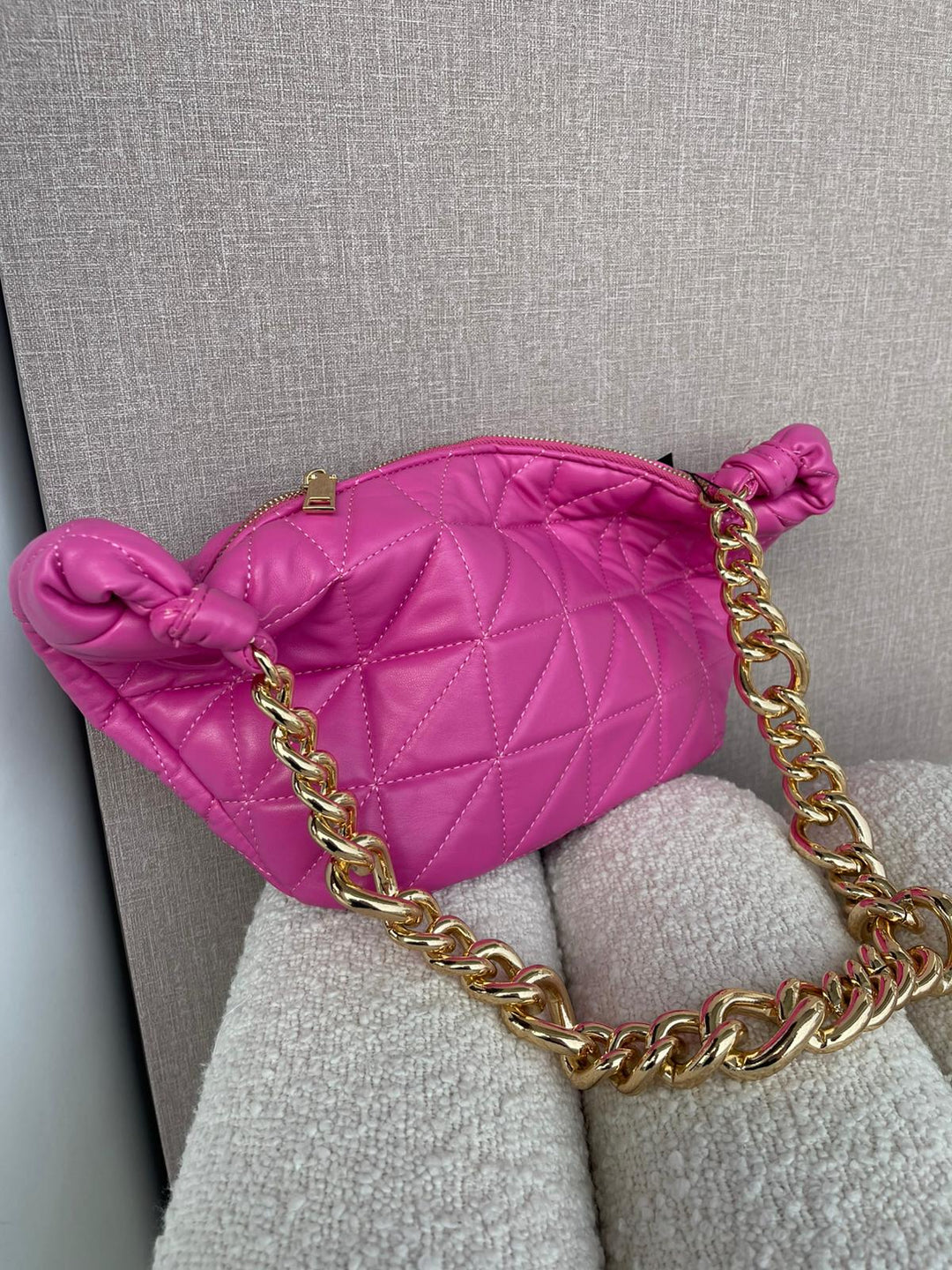 MALA  ACOLCHOADA ROSA COM CORRENTE PONTO CHIC