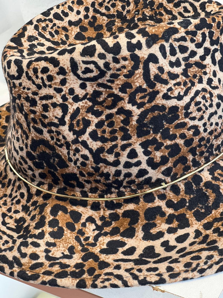 CHAPÉU ANIMAL PRINT COM DETALHE DOURADO RINASCIMENTO
