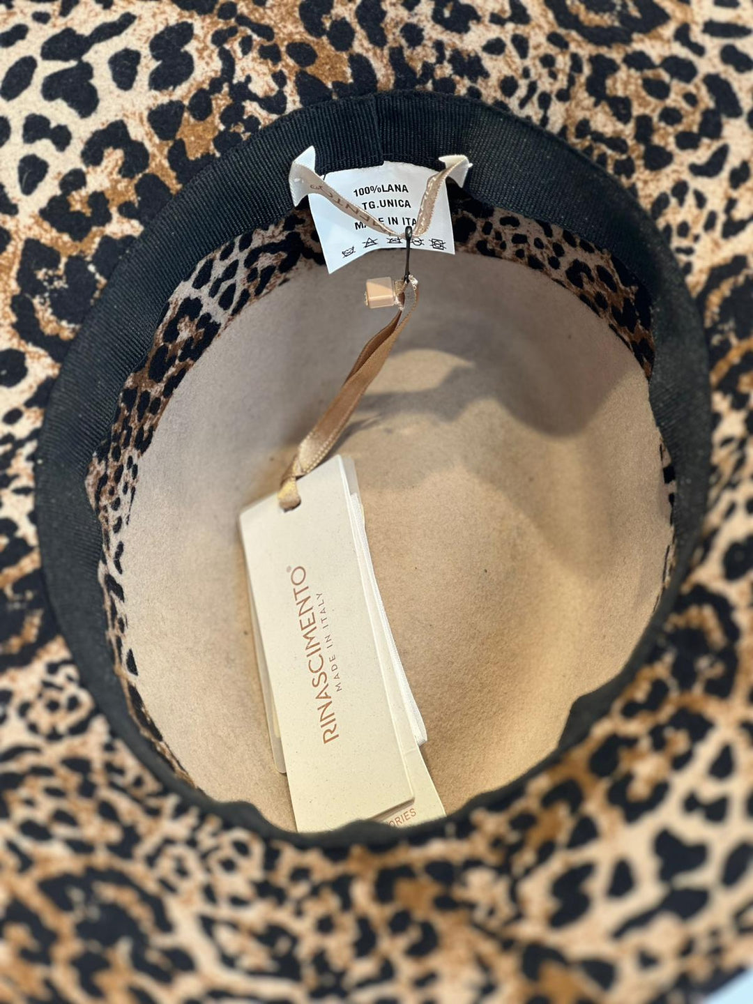 CHAPÉU ANIMAL PRINT COM DETALHE DOURADO RINASCIMENTO