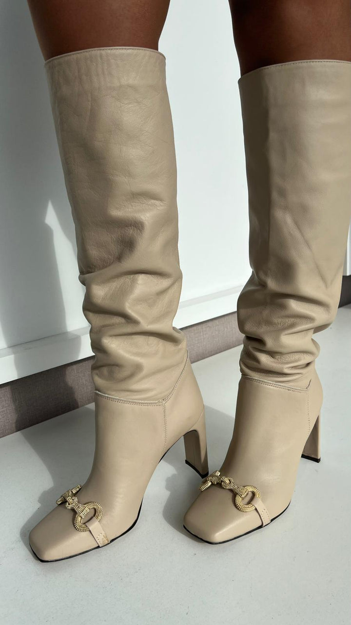 BOTA ALTA BEGE COM DETALHE DOURADO RINASCIMENTO