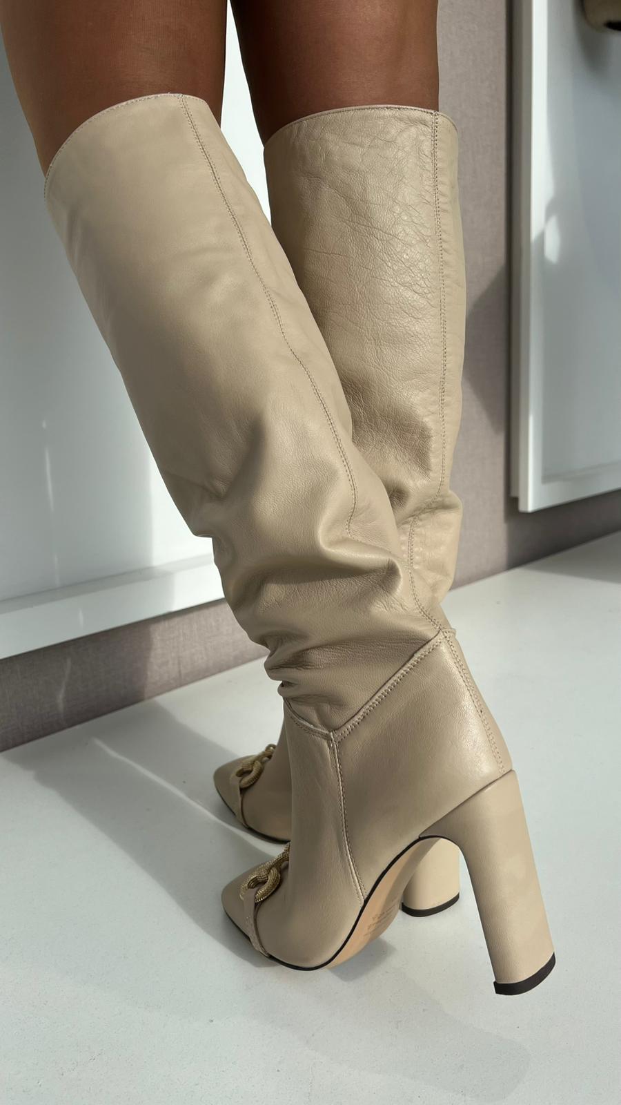 BOTA ALTA BEGE COM DETALHE DOURADO RINASCIMENTO