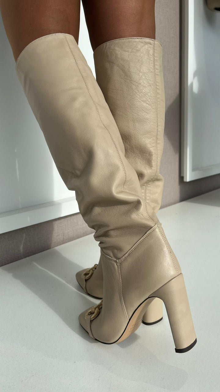 BOTA ALTA BEGE COM DETALHE DOURADO RINASCIMENTO
