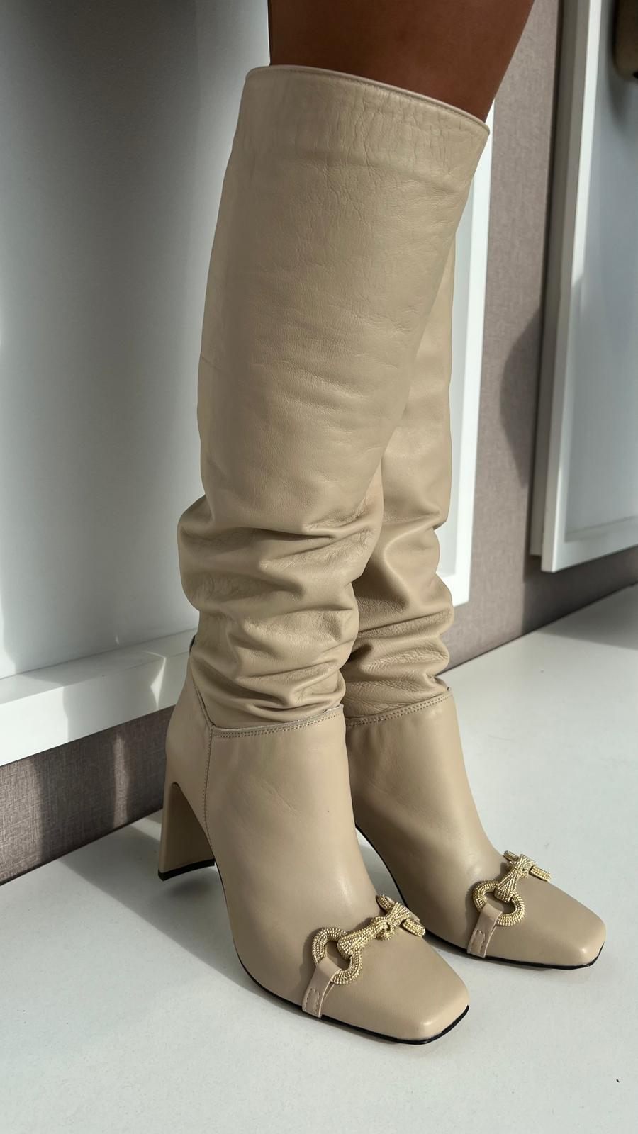 BOTA ALTA BEGE COM DETALHE DOURADO RINASCIMENTO