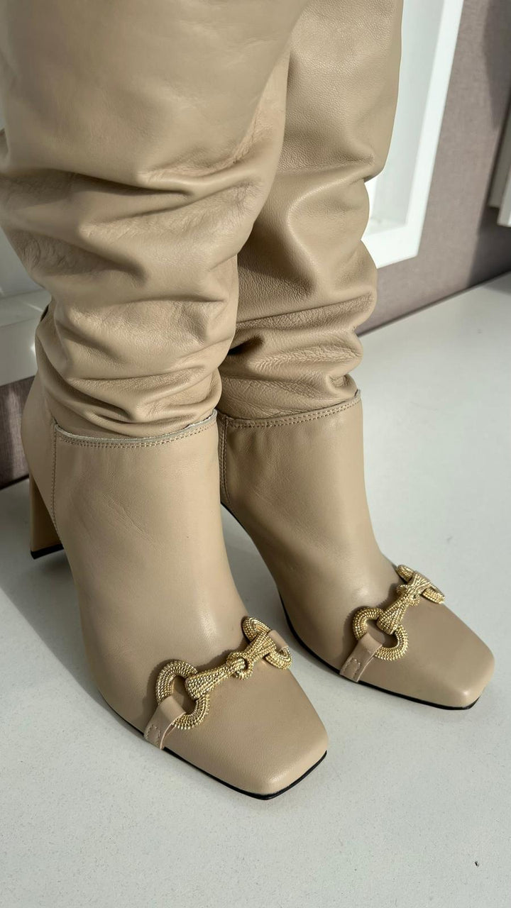 BOTA ALTA BEGE COM DETALHE DOURADO RINASCIMENTO