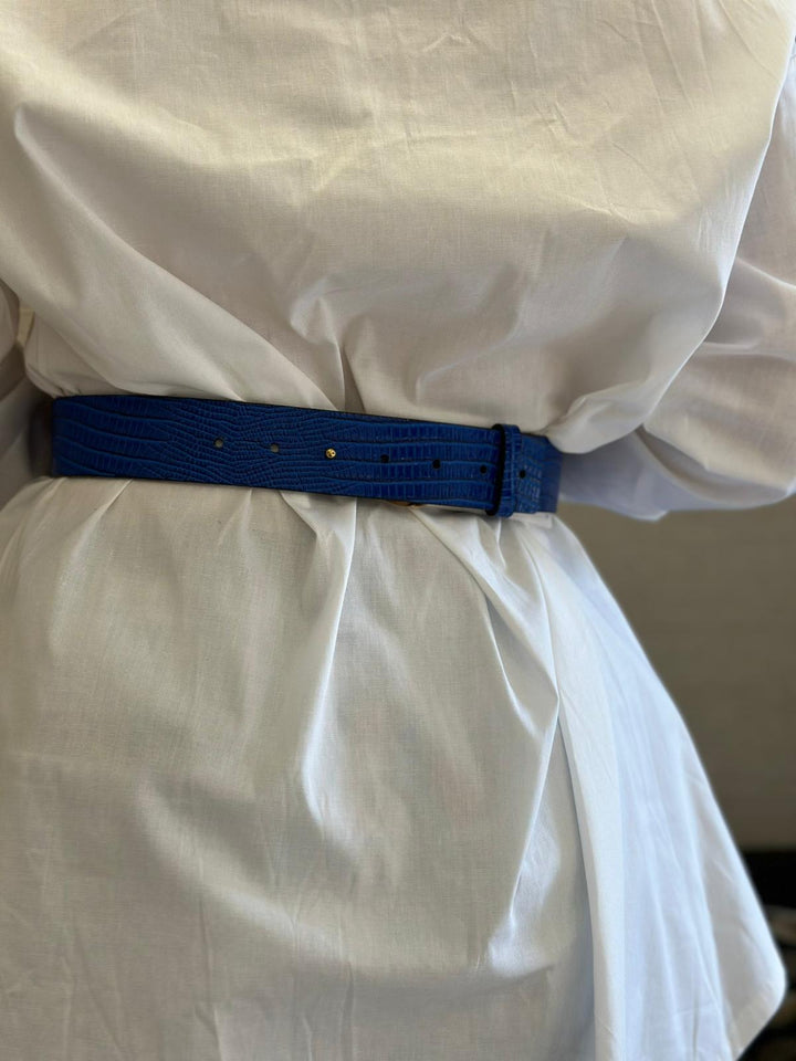 CINTO AZUL TEXTURADO COM FIVELA DOURADA RINASCIMENTO