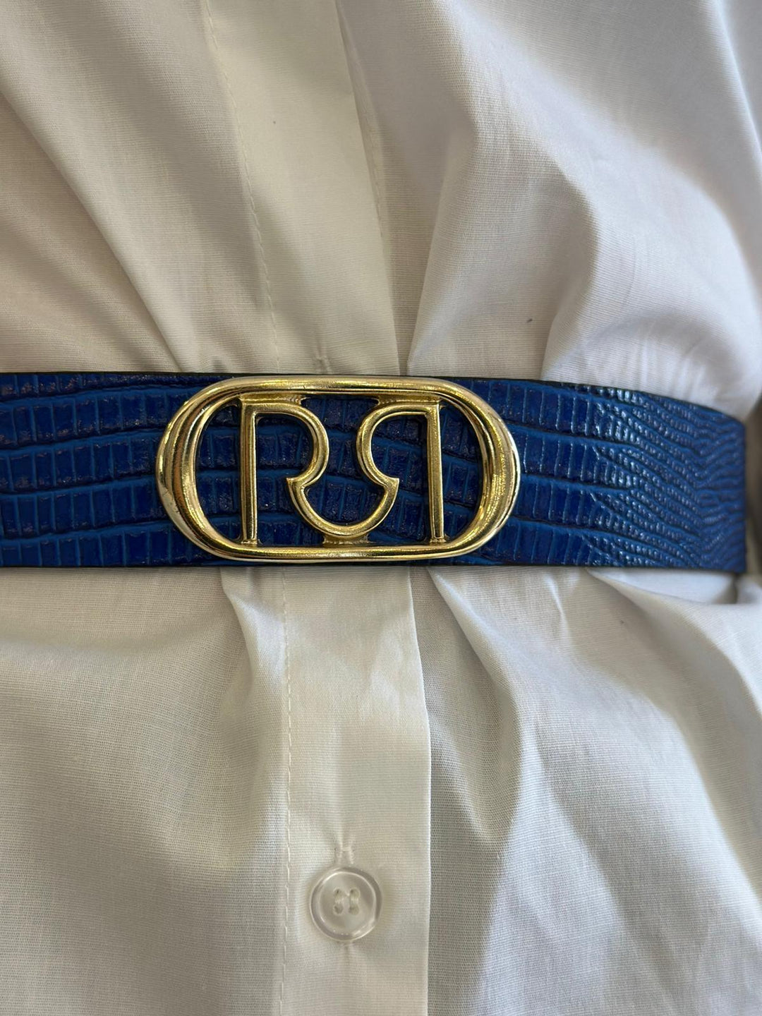 CINTO AZUL TEXTURADO COM FIVELA DOURADA RINASCIMENTO