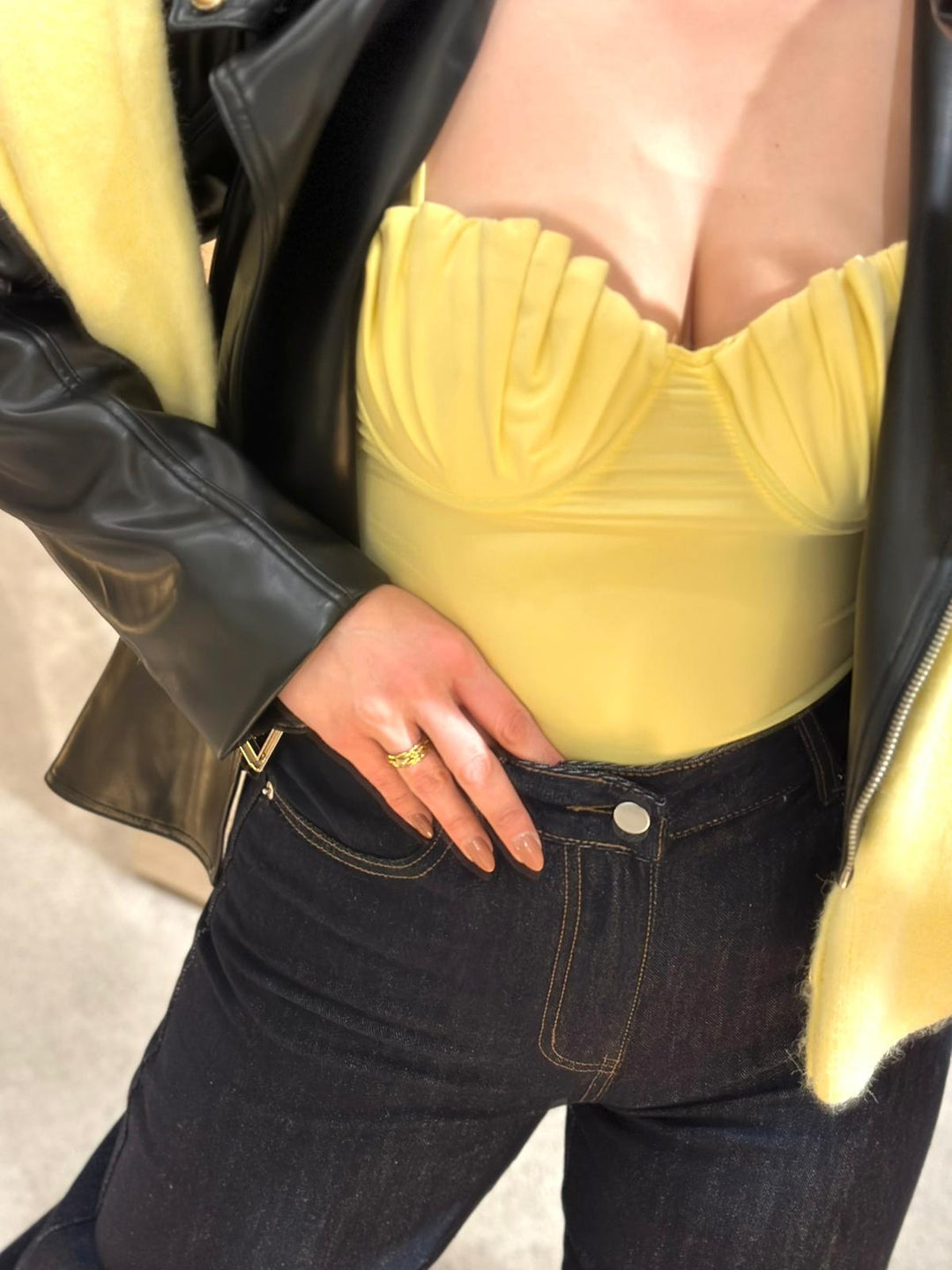 BODY AMARELO COM PREGAS NO DECOTE PONTO CHIC
